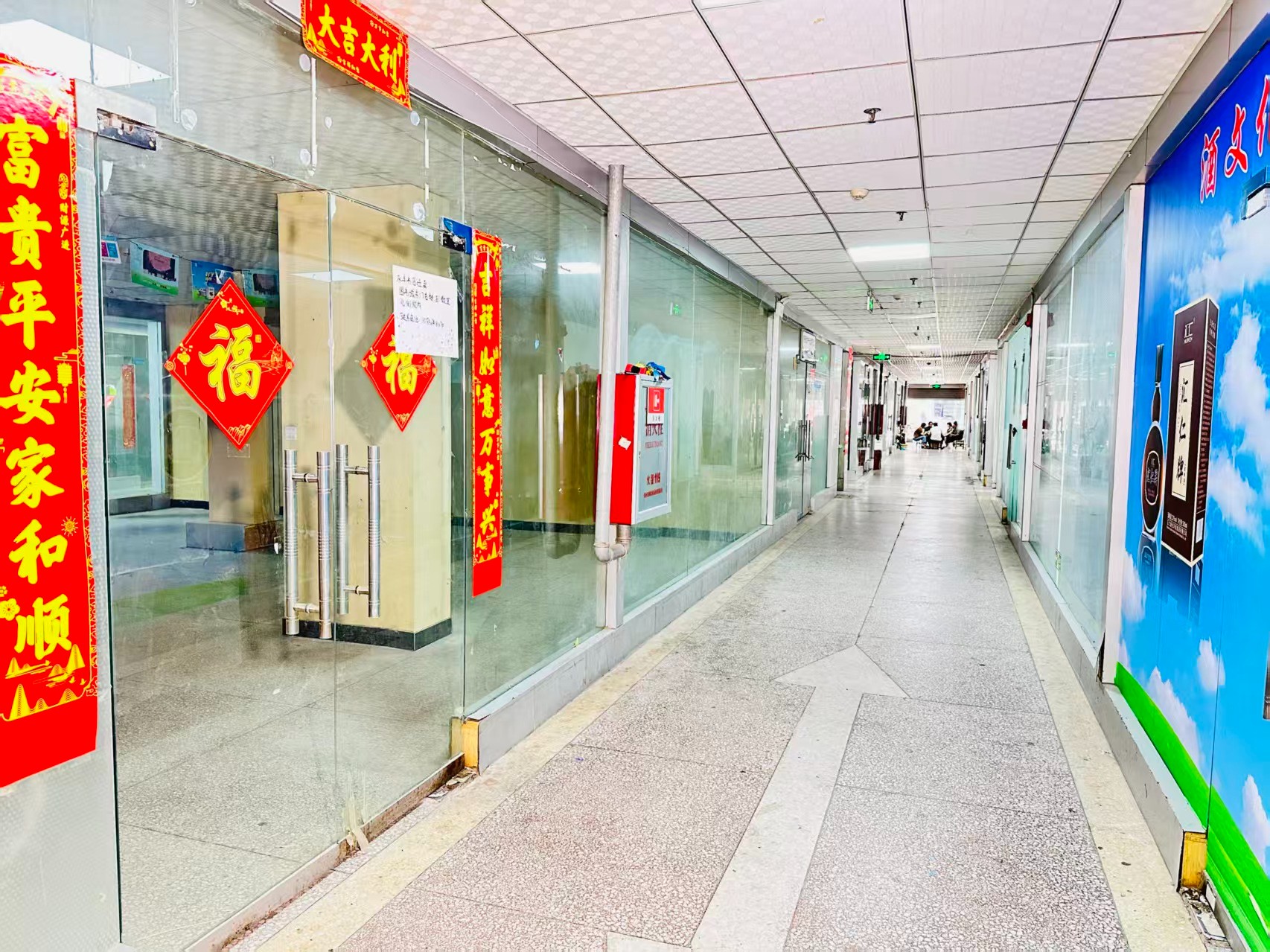 西岗村道园区位于洛阳市老城区春都路商贸核心区域，周边商业氛围成熟，交通便利，配套完善。依托传统副食品商贸资源，园区具备良好的经营基础和人气优势，是企业办公、商品展示、批发零售及创业发展的理想选择。
