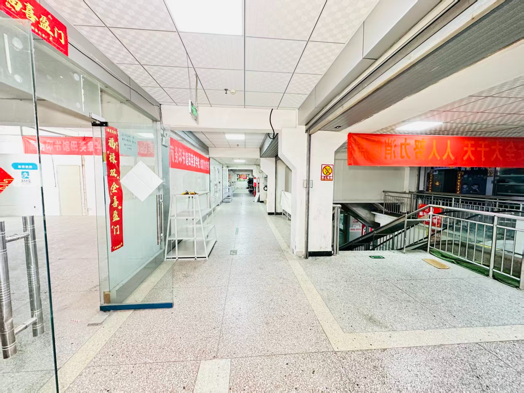 西岗村道引入人工智能技术应用场景，推动AI与商业、零售、电商、企业服务等领域融合发展。